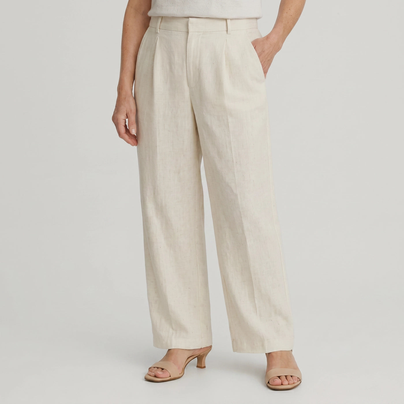 Collection de pantalons pour femme alliant élégance, confort et style intemporel au quotidien.